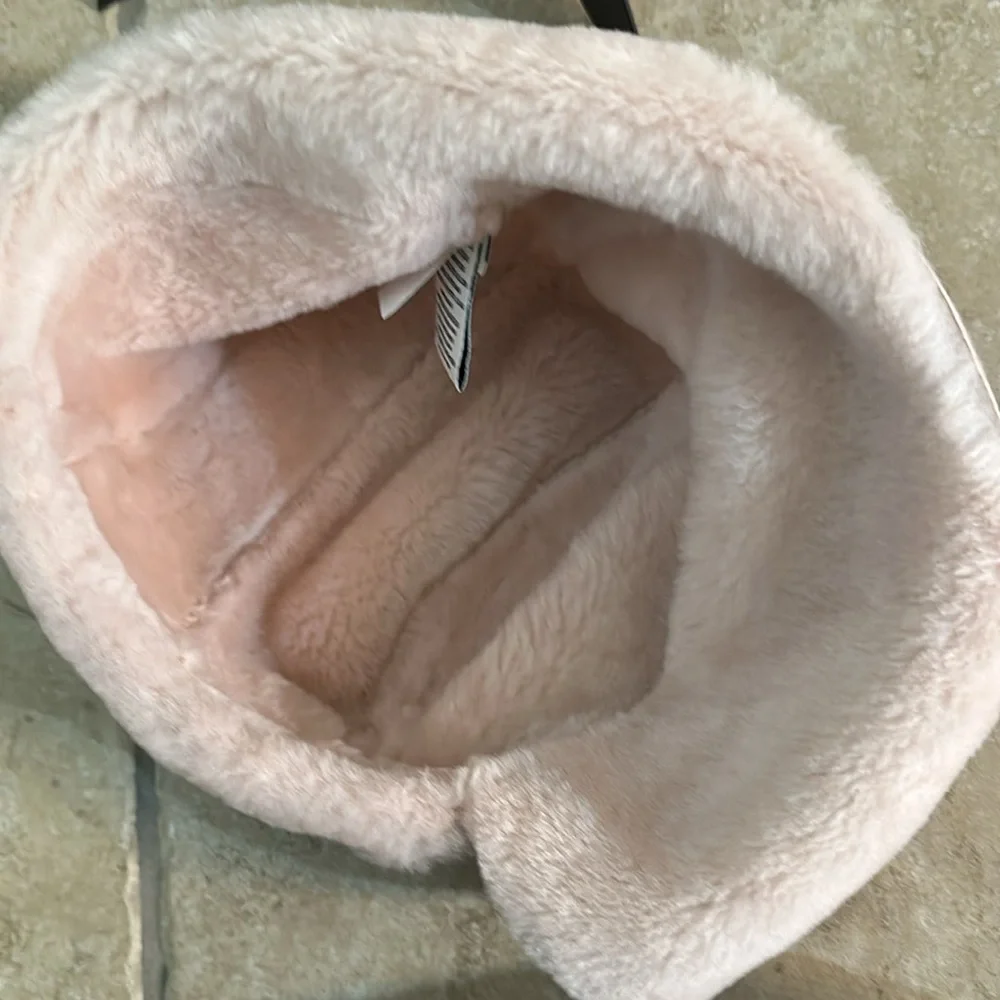 New UGG kids Shearling Sheep Skin Hat. Pink. Size 4-6 Years.